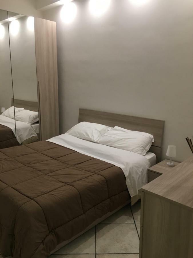 Luxurious Street Apartments Катания Номер фото